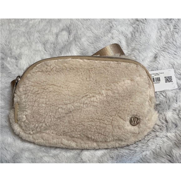 LULULEMON Everywhere Belt Bag Crossbody Fanny Pack Slim FLEECE SHERPA Ivory NEW - Picture 2 of 5